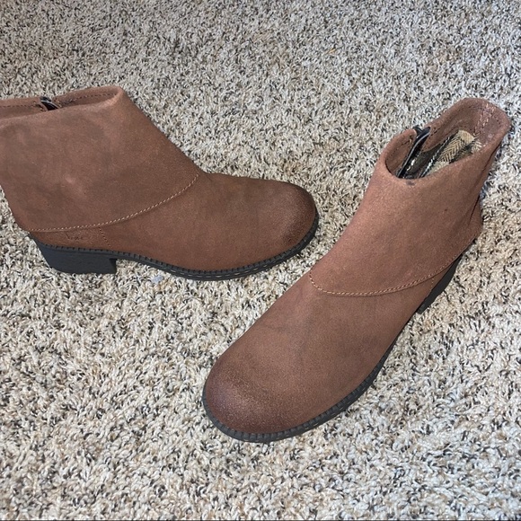 B.O.C Born Brown Leather Ankle Boots Size 8 - Picture 3 of 10